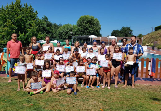 Un total de 51 persoas participaron nos cursos de natación e na primeira edición de ximnasia na auga organizados polo Concello de Frades